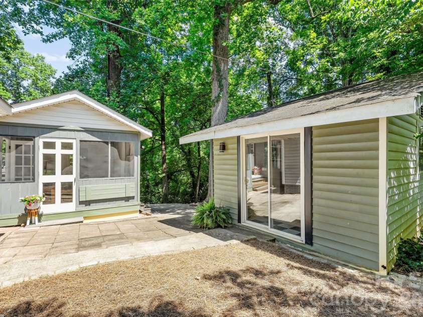 3900 Dunwoody Drive, Charlotte, NC 28215.  MLS# CAR4397955, YatesRealty ID 36086. 