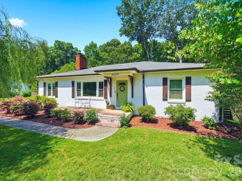 6409 Woodland Circle, Charlotte, NC 28216.  MLS# CAR4401074, YatesRealty ID 36088. 
