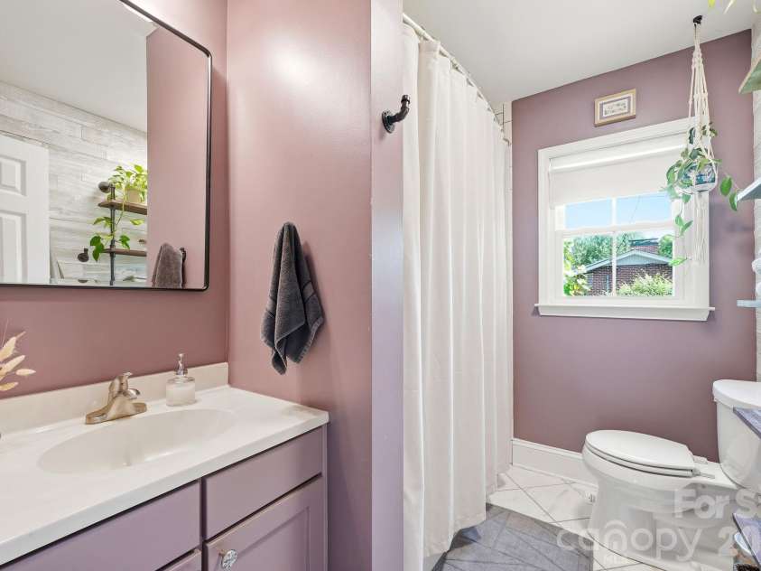 6409 Woodland Circle, Charlotte, NC 28216.  MLS# CAR4401074, YatesRealty ID 36088. 