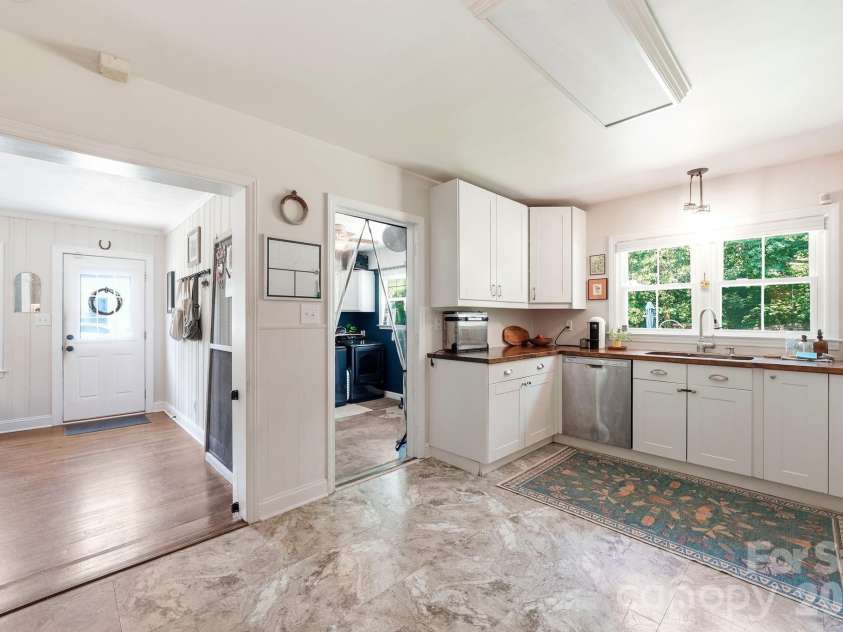 6409 Woodland Circle, Charlotte, NC 28216.  MLS# CAR4401074, YatesRealty ID 36088. 