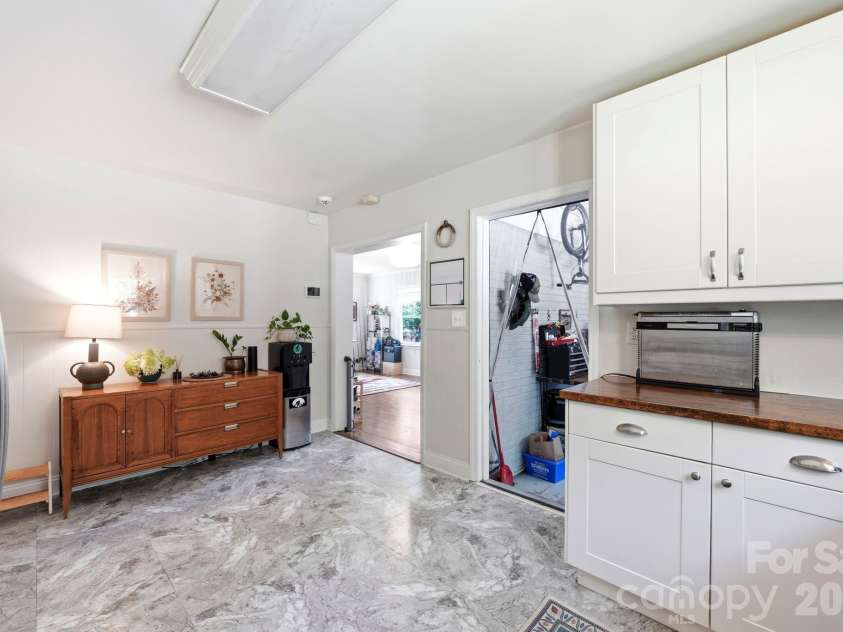 6409 Woodland Circle, Charlotte, NC 28216.  MLS# CAR4401074, YatesRealty ID 36088. 
