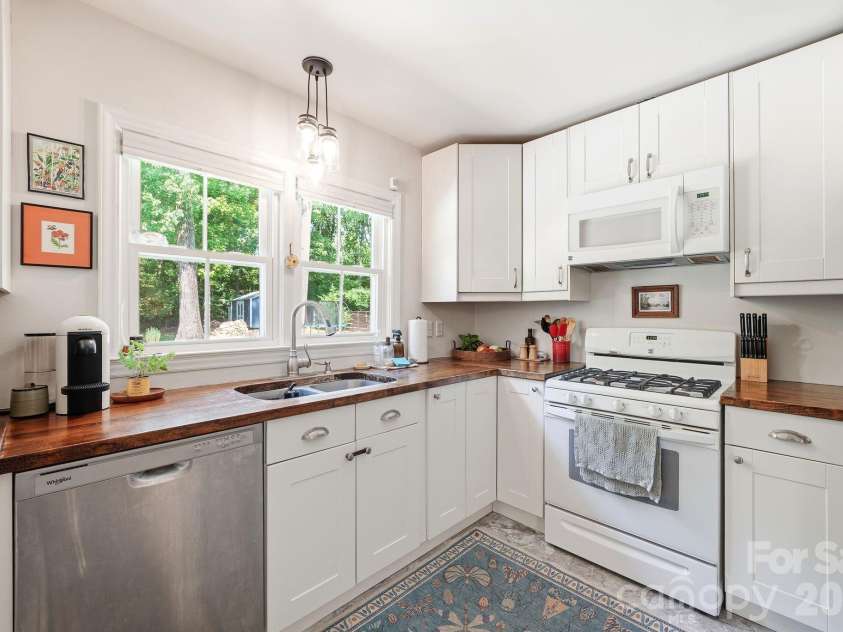 6409 Woodland Circle, Charlotte, NC 28216.  MLS# CAR4401074, YatesRealty ID 36088. 