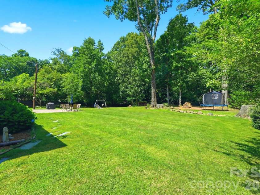 6409 Woodland Circle, Charlotte, NC 28216.  MLS# CAR4401074, YatesRealty ID 36088. 