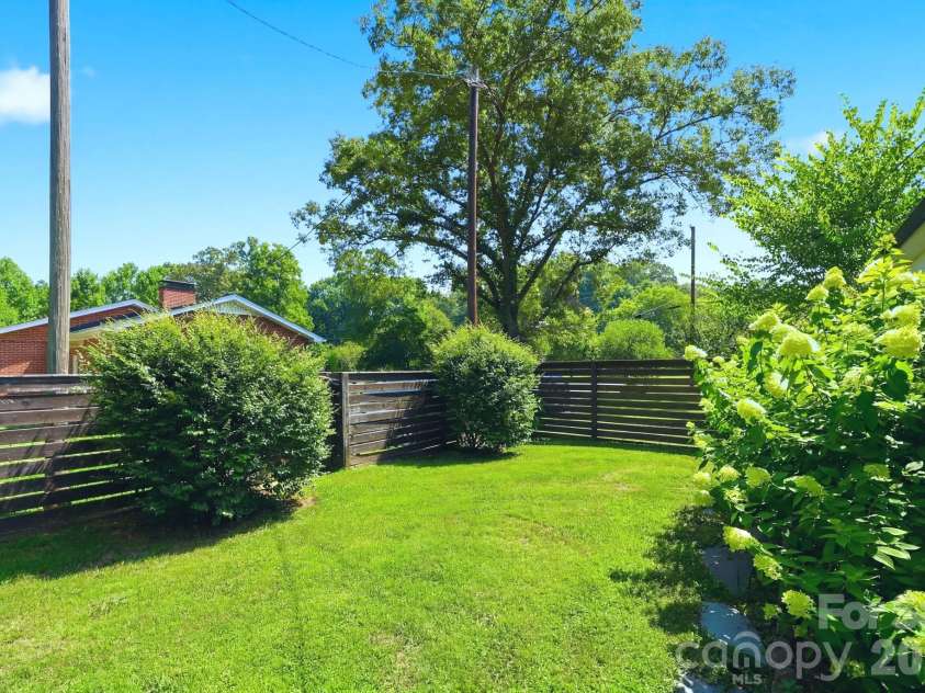 6409 Woodland Circle, Charlotte, NC 28216.  MLS# CAR4401074, YatesRealty ID 36088. 