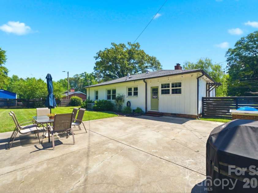 6409 Woodland Circle, Charlotte, NC 28216.  MLS# CAR4401074, YatesRealty ID 36088. 