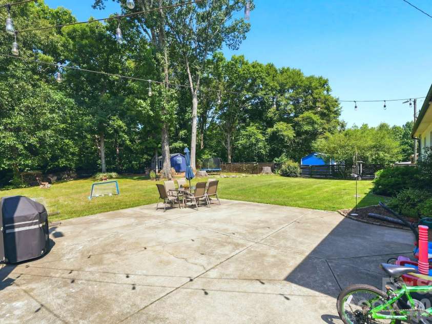 6409 Woodland Circle, Charlotte, NC 28216.  MLS# CAR4401074, YatesRealty ID 36088. 