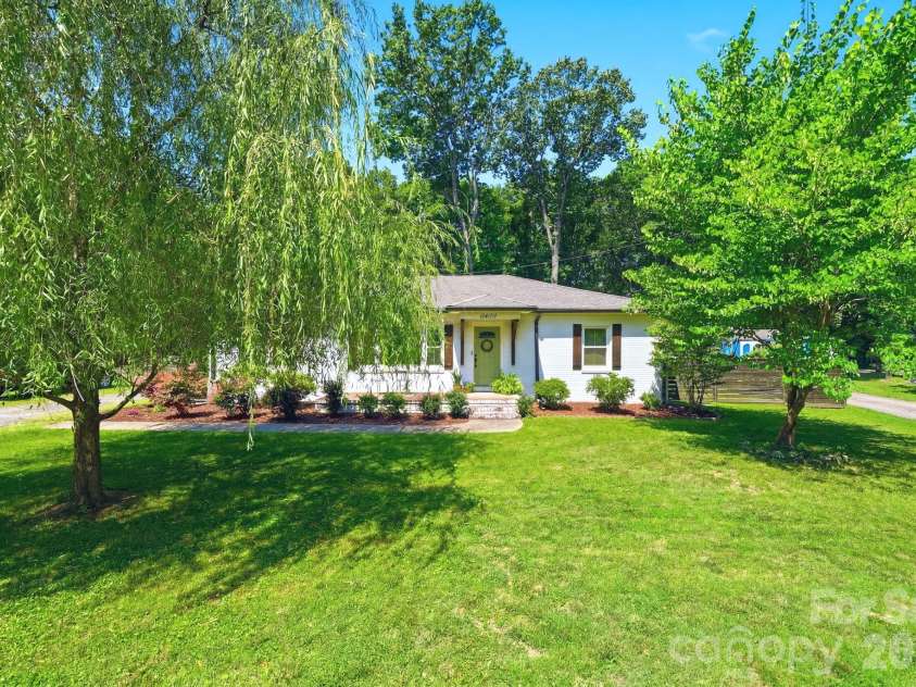 6409 Woodland Circle, Charlotte, NC 28216.  MLS# CAR4401074, YatesRealty ID 36088. 