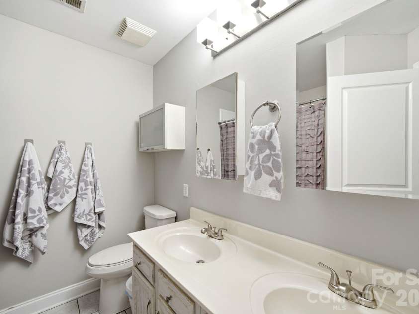 1029 Park West Drive, Charlotte, NC 28209.  MLS# CAR4401511, YatesRealty ID 36089. 