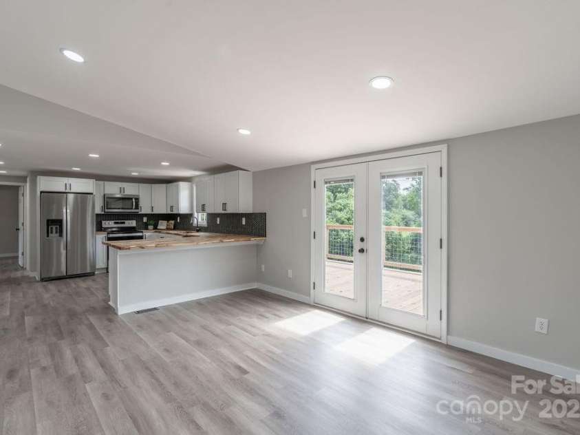 55 Shannon Park Circle, Taylorsville, NC 28681.  MLS# CAR4167019, YatesRealty ID 3609. Breakfast area