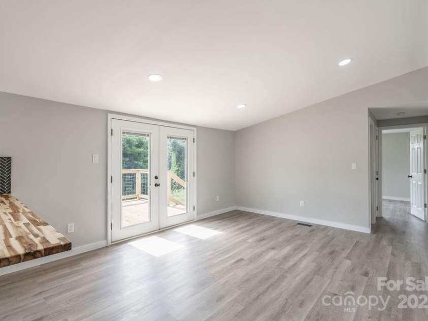 55 Shannon Park Circle, Taylorsville, NC 28681.  MLS# CAR4167019, YatesRealty ID 3609. Breakfast area