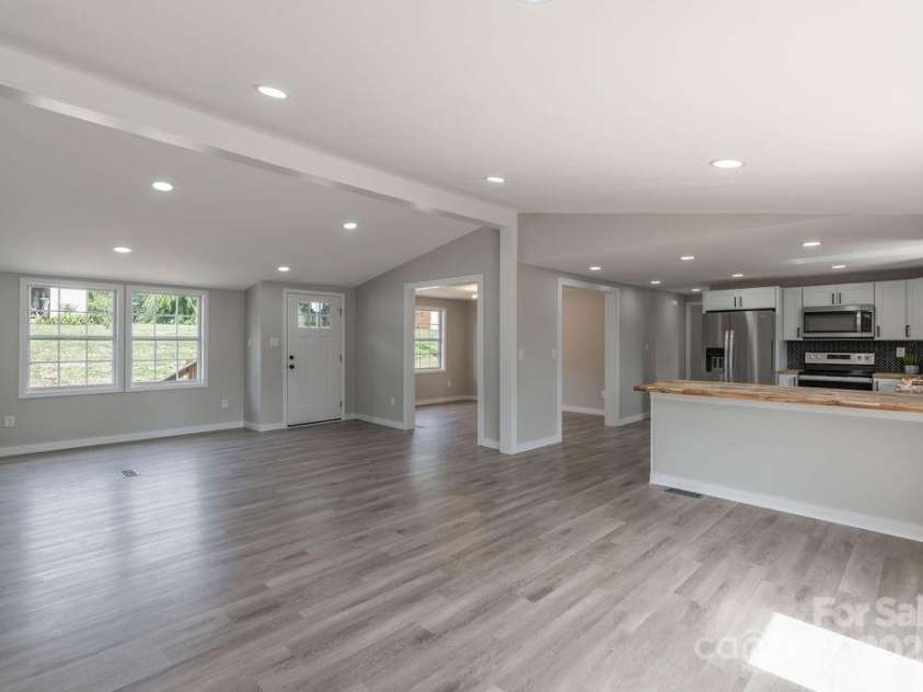 55 Shannon Park Circle, Taylorsville, NC 28681.  MLS# CAR4167019, YatesRealty ID 3609. Breakfast area/kitchen/LR