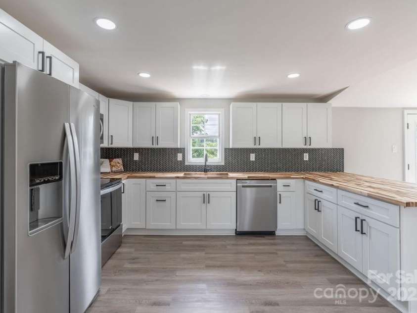 55 Shannon Park Circle, Taylorsville, NC 28681.  MLS# CAR4167019, YatesRealty ID 3609. Kitchen