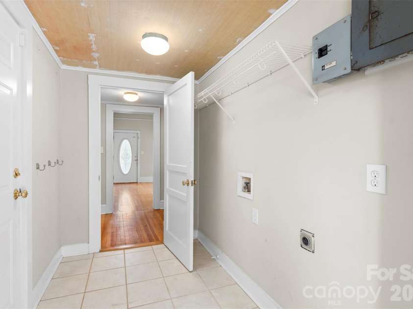 606 Juniper Street, Kannapolis, NC 28081.  MLS# CAR4347079, YatesRealty ID 3609. Hallway