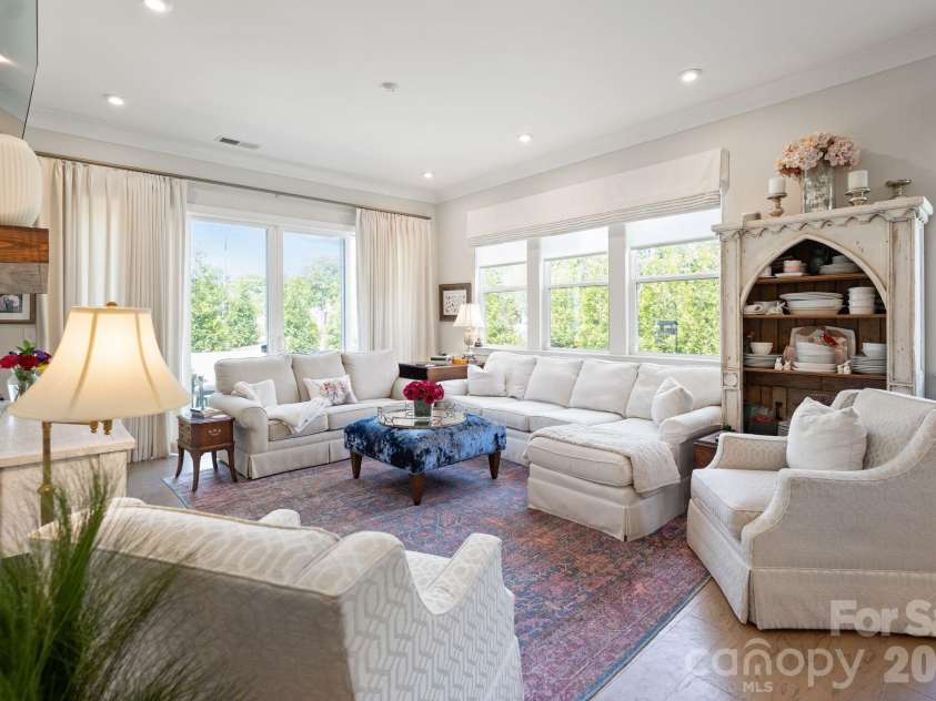 4135 Merkland Lane, Charlotte, NC 28226.  MLS# CAR4401079, YatesRealty ID 36090. Spacious light-filled great room with soaring ceilings and electric shades — comfortable open-concept living just minutes from SouthPark & Ballantyne.
