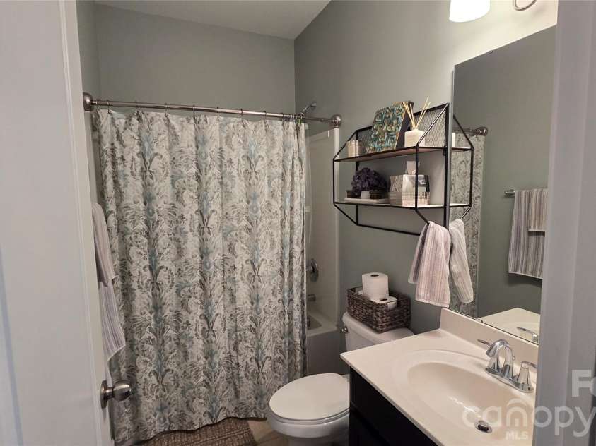 1005 Wainscott Drive, Waxhaw, NC 28173.  MLS# CAR4400196, YatesRealty ID 36092. 1st Floor Full Guest Bathroom - convenient to Living Room and 1st floor Guest Bedroom.