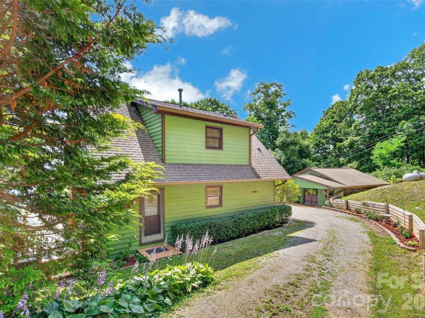 1347 Wipprecht Drive, Spruce Pine, NC 28777.  MLS# CAR4400800, YatesRealty ID 36094. 