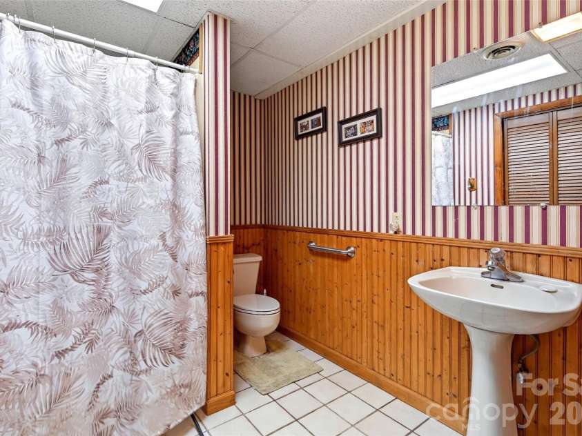 1347 Wipprecht Drive, Spruce Pine, NC 28777.  MLS# CAR4400800, YatesRealty ID 36094. 