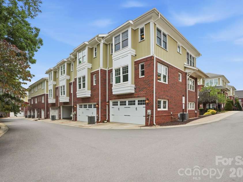 1024 Wesley Park Lane, Charlotte, NC 28208.  MLS# CAR4392665, YatesRealty ID 36096. 2 Car Garage