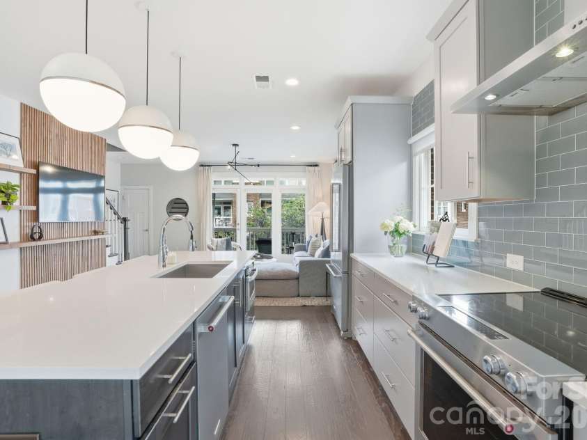1024 Wesley Park Lane, Charlotte, NC 28208.  MLS# CAR4392665, YatesRealty ID 36096. 