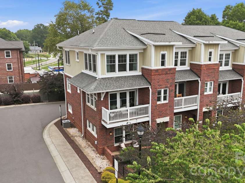 1024 Wesley Park Lane, Charlotte, NC 28208.  MLS# CAR4392665, YatesRealty ID 36096. Private end unit