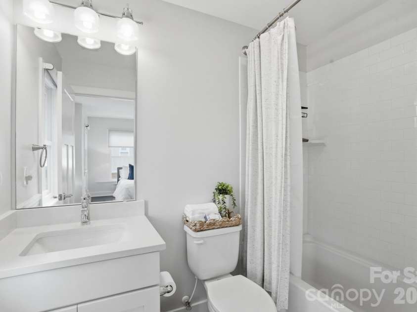 1024 Wesley Park Lane, Charlotte, NC 28208.  MLS# CAR4392665, YatesRealty ID 36096. Second bedroom full bath