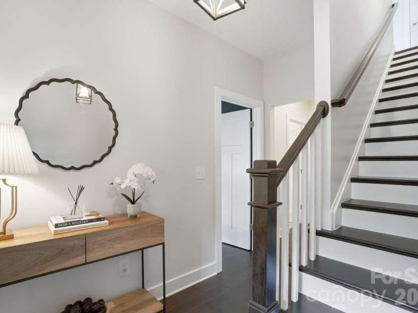 1024 Wesley Park Lane, Charlotte, NC 28208.  MLS# CAR4392665, YatesRealty ID 36096. Spacious foyer