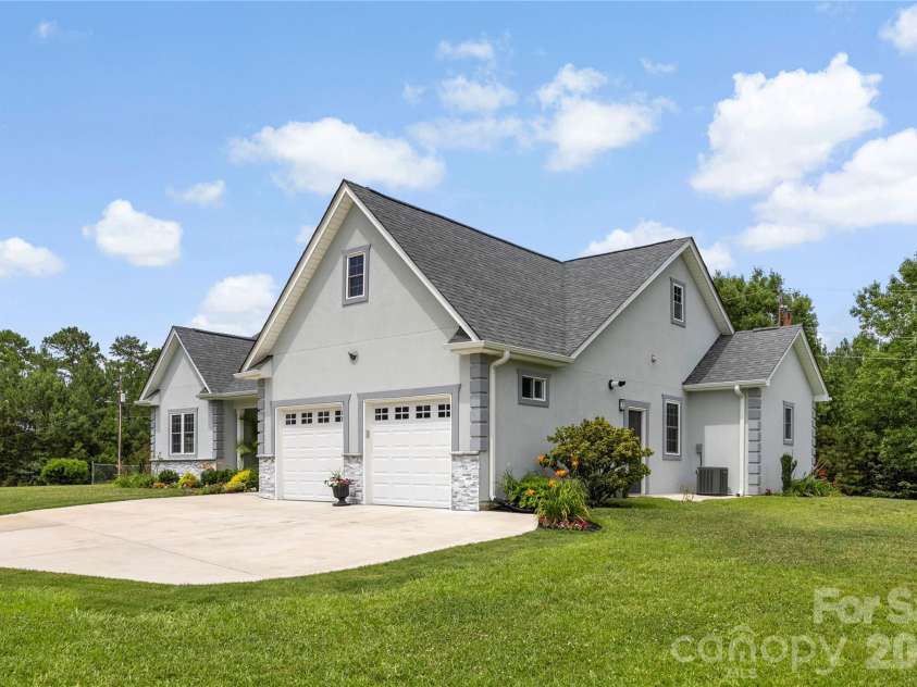 400 Charles Pettus Road, Lancaster, SC 29720.  MLS# CAR4398066, YatesRealty ID 36098. 