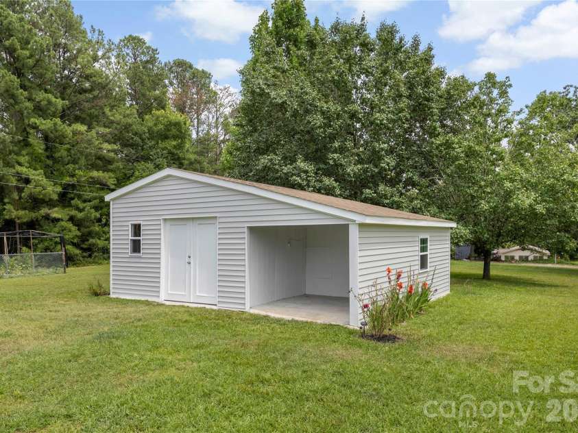 400 Charles Pettus Road, Lancaster, SC 29720.  MLS# CAR4398066, YatesRealty ID 36098. 