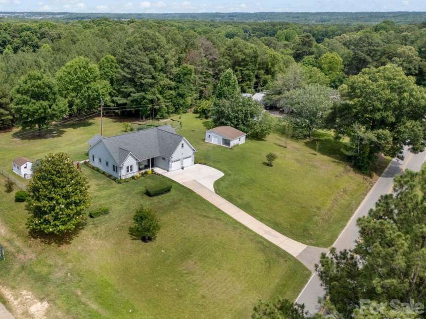 400 Charles Pettus Road, Lancaster, SC 29720.  MLS# CAR4398066, YatesRealty ID 36098. 