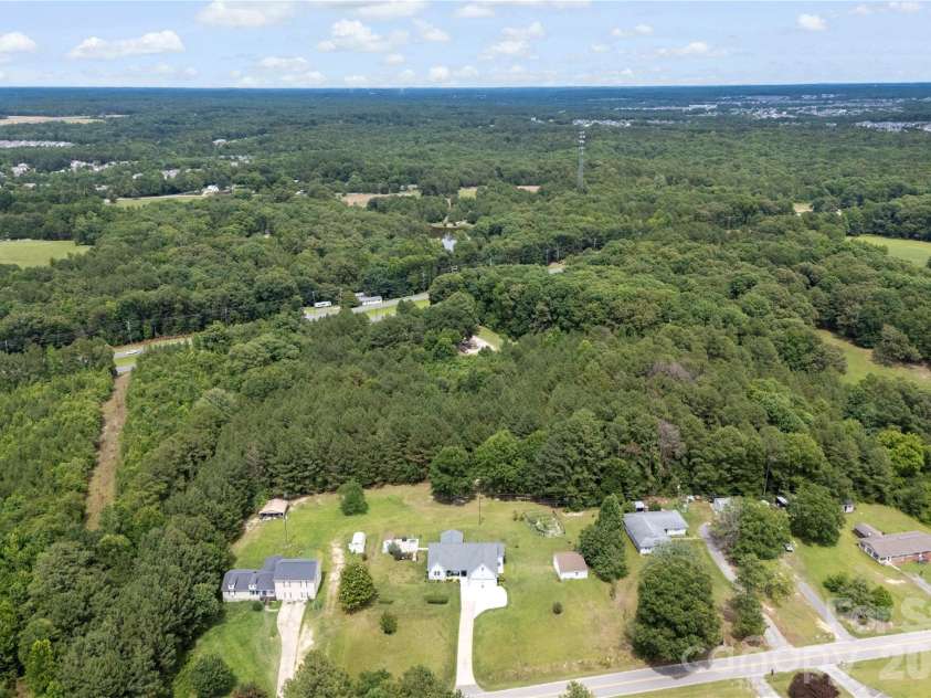 400 Charles Pettus Road, Lancaster, SC 29720.  MLS# CAR4398066, YatesRealty ID 36098. 