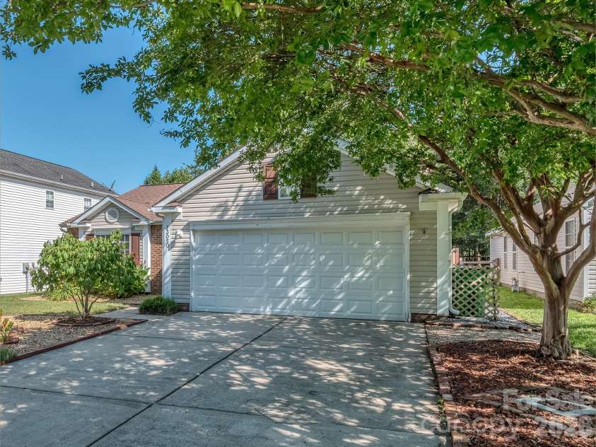 13050 Planters Row Drive, Charlotte, NC 28278.  MLS# CAR4399705, YatesRealty ID 36102. 