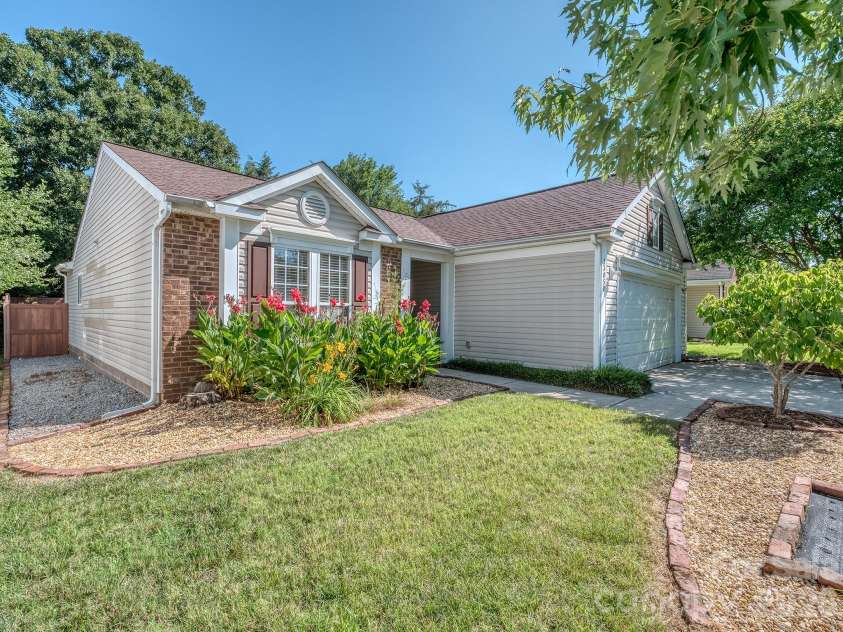 13050 Planters Row Drive, Charlotte, NC 28278.  MLS# CAR4399705, YatesRealty ID 36102. 