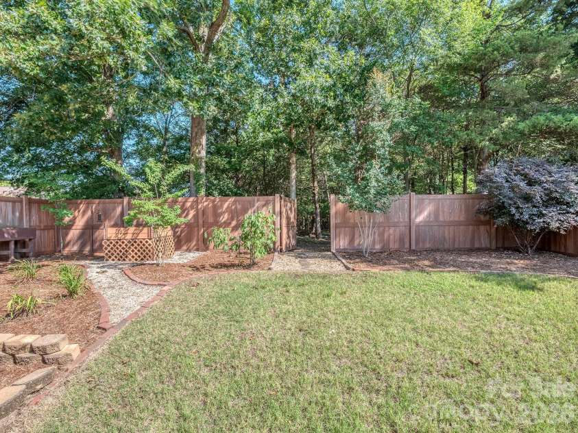 13050 Planters Row Drive, Charlotte, NC 28278.  MLS# CAR4399705, YatesRealty ID 36102. 