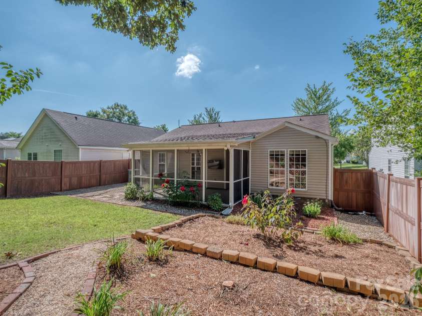 13050 Planters Row Drive, Charlotte, NC 28278.  MLS# CAR4399705, YatesRealty ID 36102. 