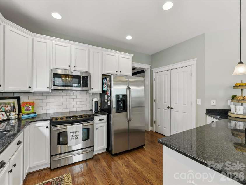 15715 Taviston Street, Huntersville, NC 28078.  MLS# CAR4401975, YatesRealty ID 36105. Designed with both style and function in mind, the kitchen offers sleek granite countertops, stainless steel appliances, ample cabinet storage, tile back splash, pantry and an island with seating.