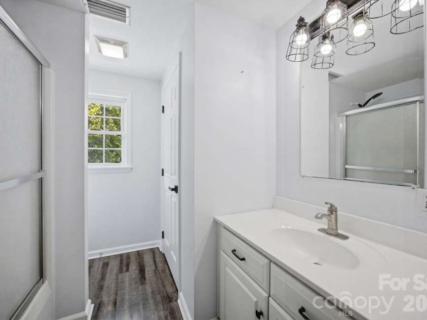 4287 Erby Road, Rock Hill, SC 29730.  MLS# CAR4373903, YatesRealty ID 36106. 2nd Floor Full Bathroom