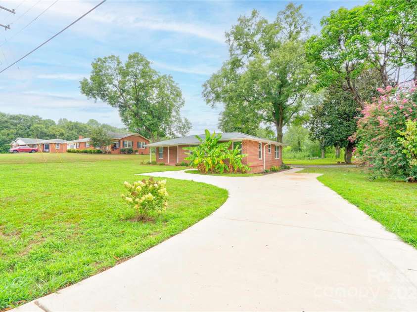 245 College Avenue, Shelby, NC 28152.  MLS# CAR4282988, YatesRealty ID 3611. Front Driveway