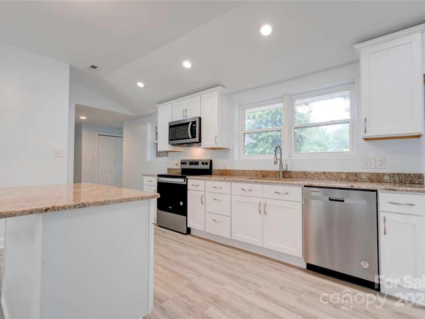 245 College Avenue, Shelby, NC 28152.  MLS# CAR4282988, YatesRealty ID 3611. Kitchen