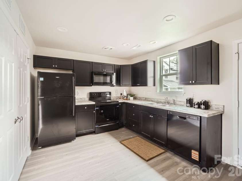 1610 Ct Brooks Circle, Charlotte, NC 28212.  MLS# CAR4401096, YatesRealty ID 36110. 