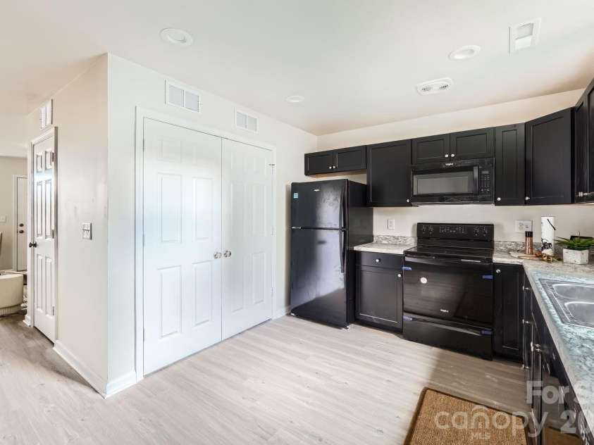 1610 Ct Brooks Circle, Charlotte, NC 28212.  MLS# CAR4401096, YatesRealty ID 36110. 