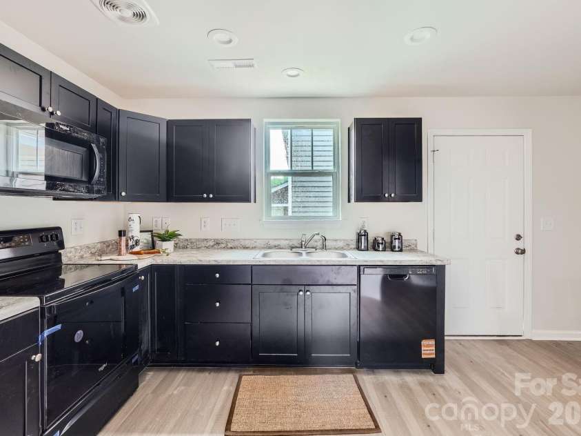 1610 Ct Brooks Circle, Charlotte, NC 28212.  MLS# CAR4401096, YatesRealty ID 36110. 