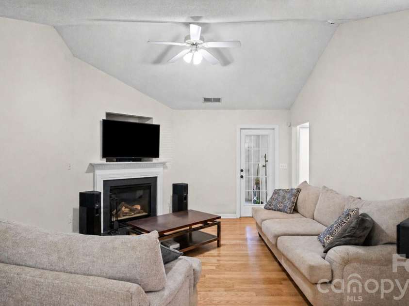5050 Gibbons Link Road, Charlotte, NC 28269.  MLS# CAR4395941, YatesRealty ID 36113. 
