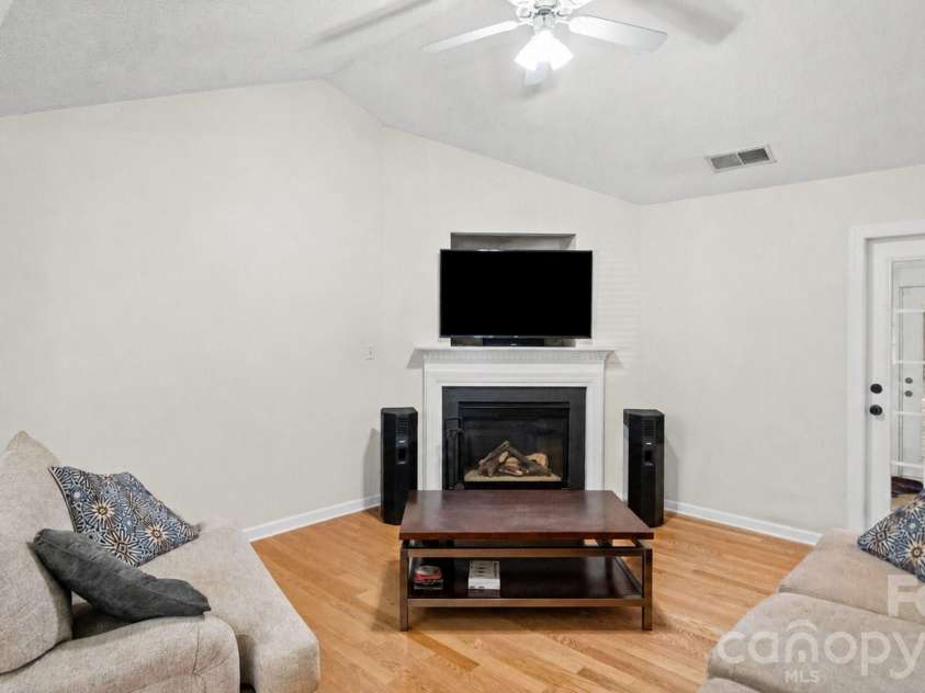 5050 Gibbons Link Road, Charlotte, NC 28269.  MLS# CAR4395941, YatesRealty ID 36113. 