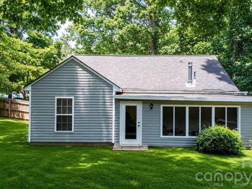 5050 Gibbons Link Road, Charlotte, NC 28269.  MLS# CAR4395941, YatesRealty ID 36113. 
