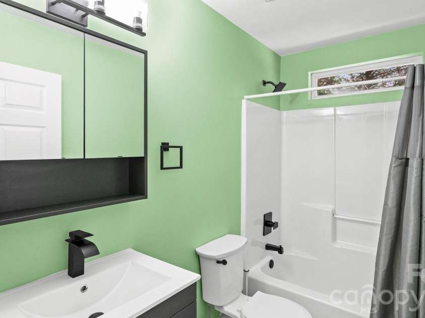 5050 Gibbons Link Road, Charlotte, NC 28269.  MLS# CAR4395941, YatesRealty ID 36113. Full Bathroom