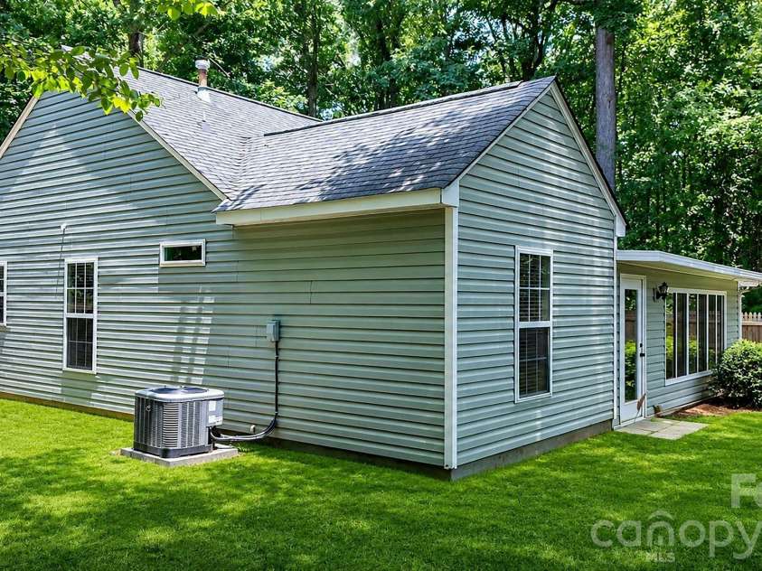 5050 Gibbons Link Road, Charlotte, NC 28269.  MLS# CAR4395941, YatesRealty ID 36113. HVAC Updated 2021