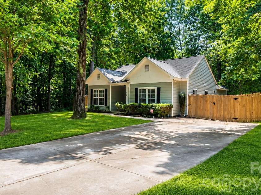 5050 Gibbons Link Road, Charlotte, NC 28269.  MLS# CAR4395941, YatesRealty ID 36113. Welcome To 5050 Gibbons Link Road!