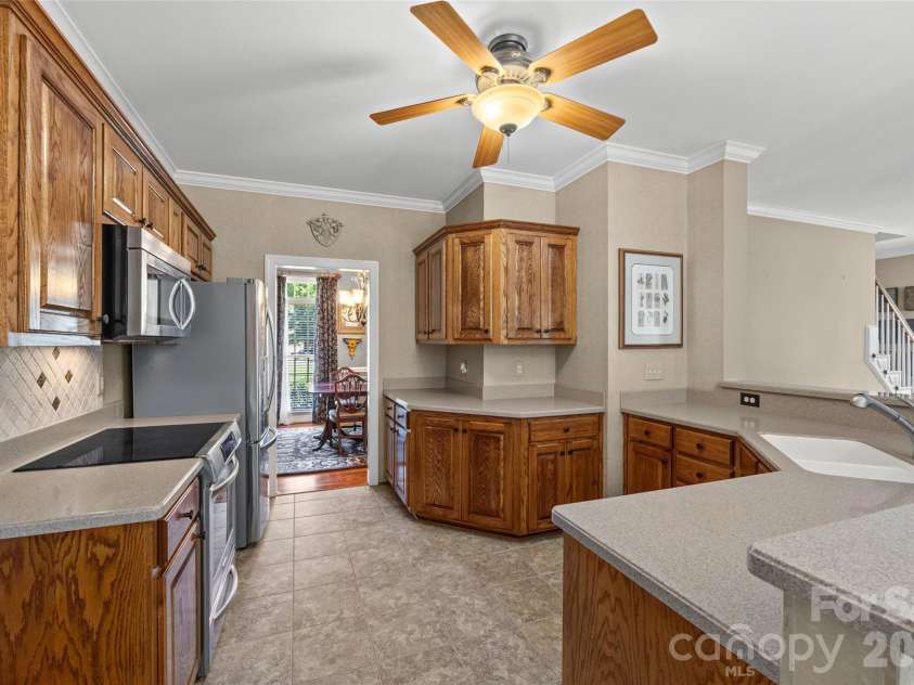 5301 Ravenglass Court, Waxhaw, NC 28173.  MLS# CAR4400032, YatesRealty ID 36114. Kitchen