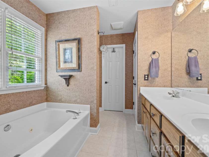 5301 Ravenglass Court, Waxhaw, NC 28173.  MLS# CAR4400032, YatesRealty ID 36114. Primary Bathroom