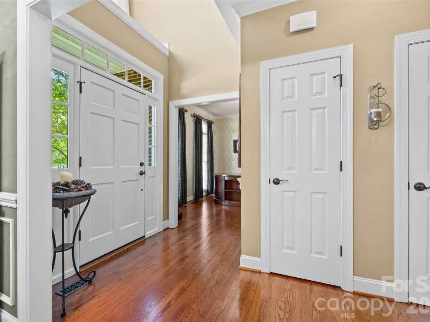 5301 Ravenglass Court, Waxhaw, NC 28173.  MLS# CAR4400032, YatesRealty ID 36114. The 2 story foyer gives off stunning natural light